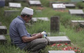 Wanita Ikut Mengantarkan Jenazah Ke Pemakaman